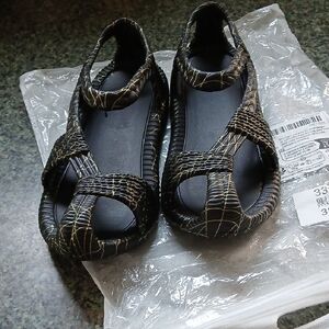 Ladies Sandles 7 1/2 - 8 Black And Silver